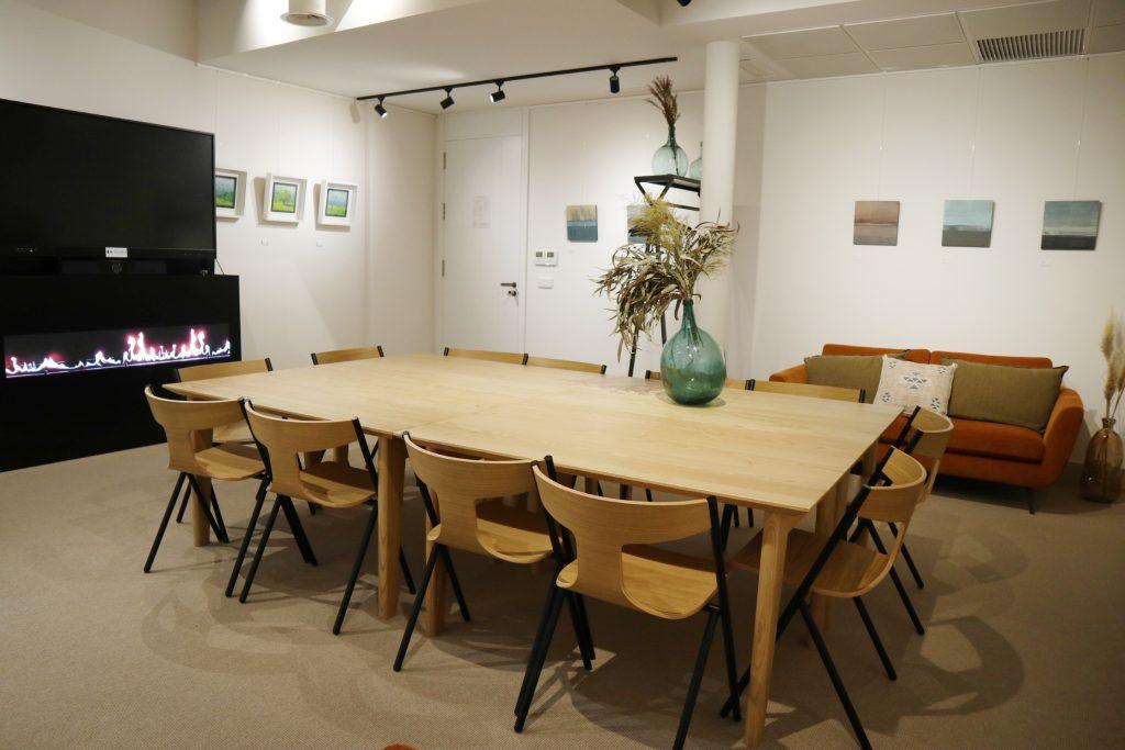 Sala de reuniones para alquilar en A Coruña. Sala de reuniones y eventos para turismo de negocios, disponible con Noroplaza. Sala totalmente equipada con mesa y sillas, sofá, pizarra y mucho más.