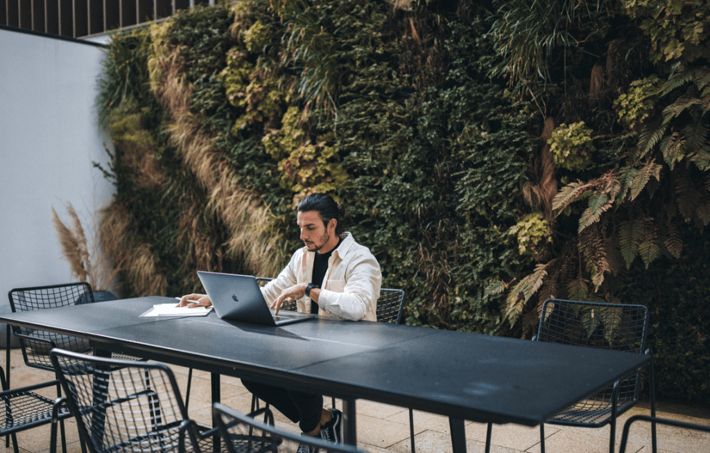 Sala de reuniones y conferencias con terraza al aire libre. Disponible para alquilar en A Coruña con Noroplaza.