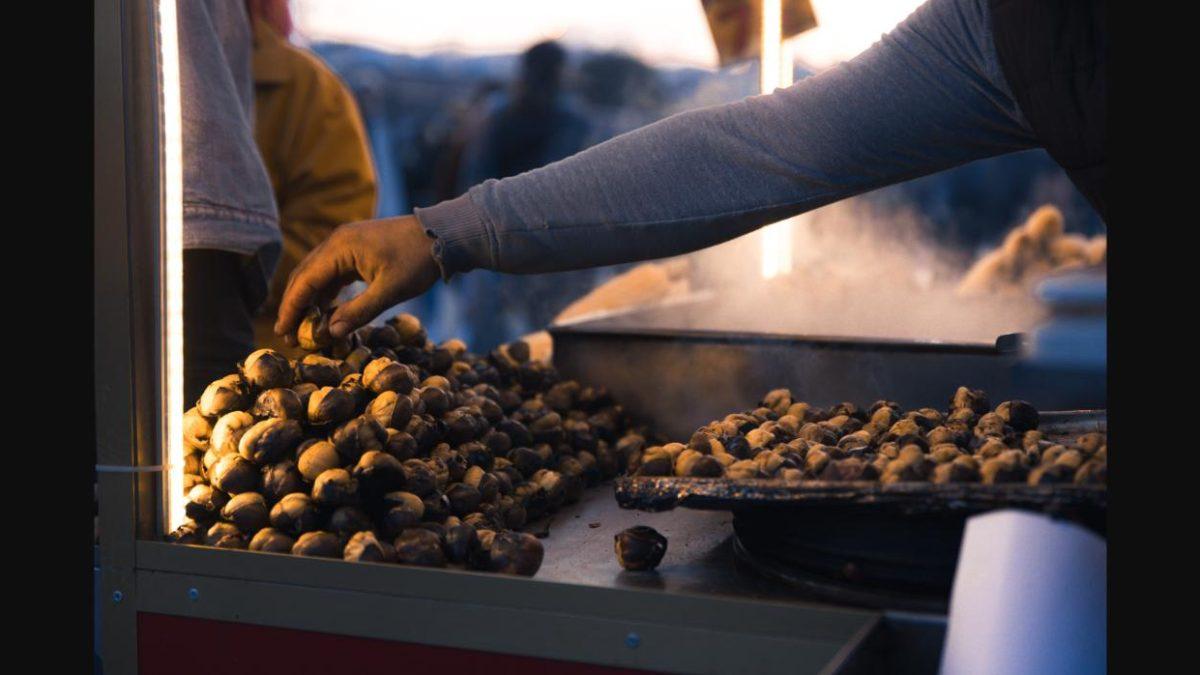 Puesto de castañas asadas en un magosto en Galicia