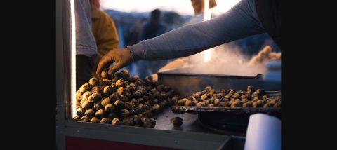 Puesto de castañas asadas en un magosto en Galicia